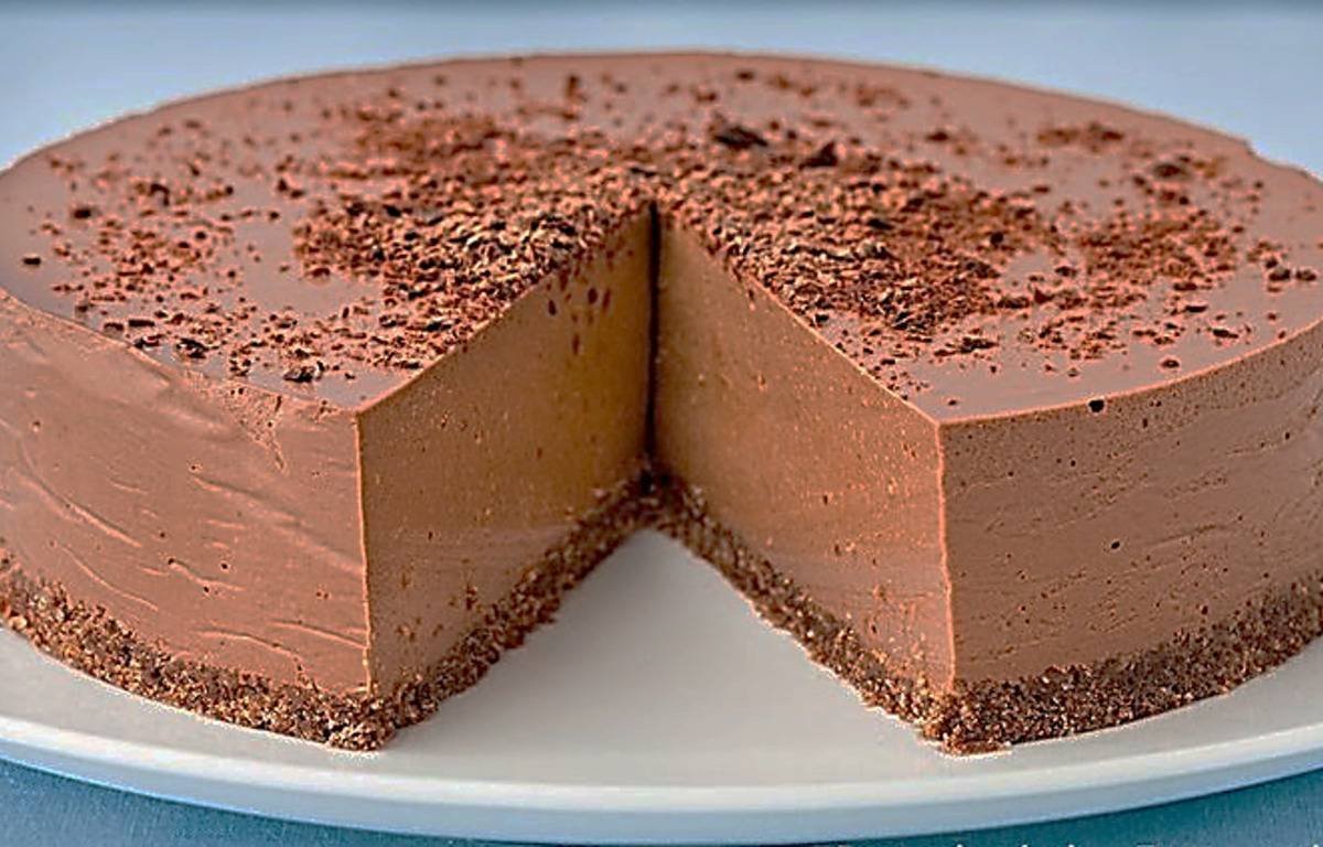 Шоколадный торт желатин. Суфлейный торт три шоколада. Творожно шоколадный чизкейк. Торт суфле Ниигата. Йогуртовый торт суфле.