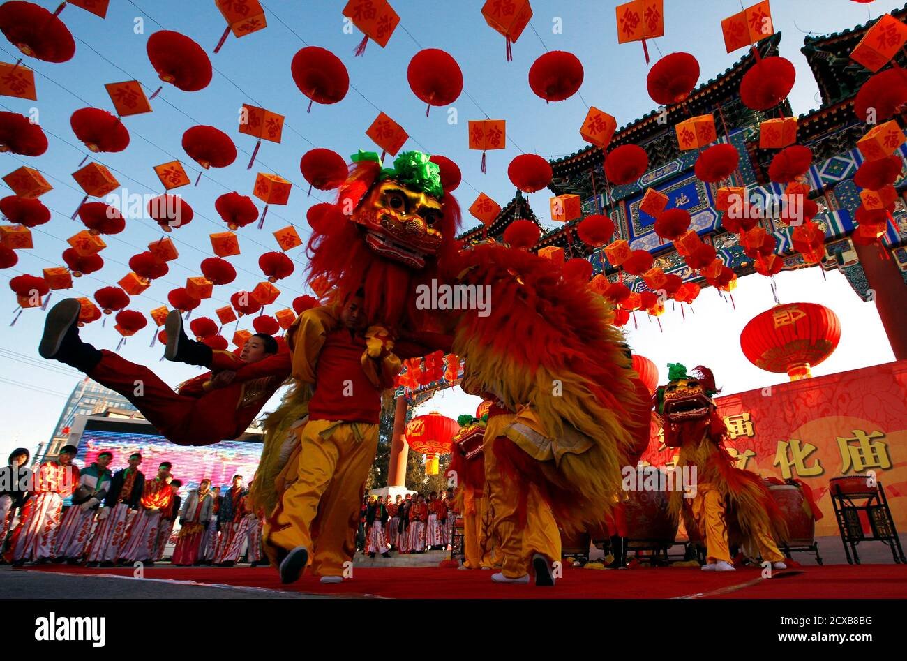 Китайская пародия. Танец дракона и Льва в Китае. Китайский новый год танец дракона. Праздник фонарей в Китае танец дракона. Танец Льва и дракона в Китае новый год.