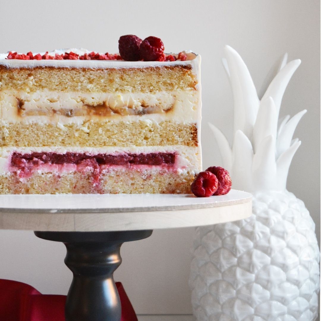 Украсить шоколадный бисквит