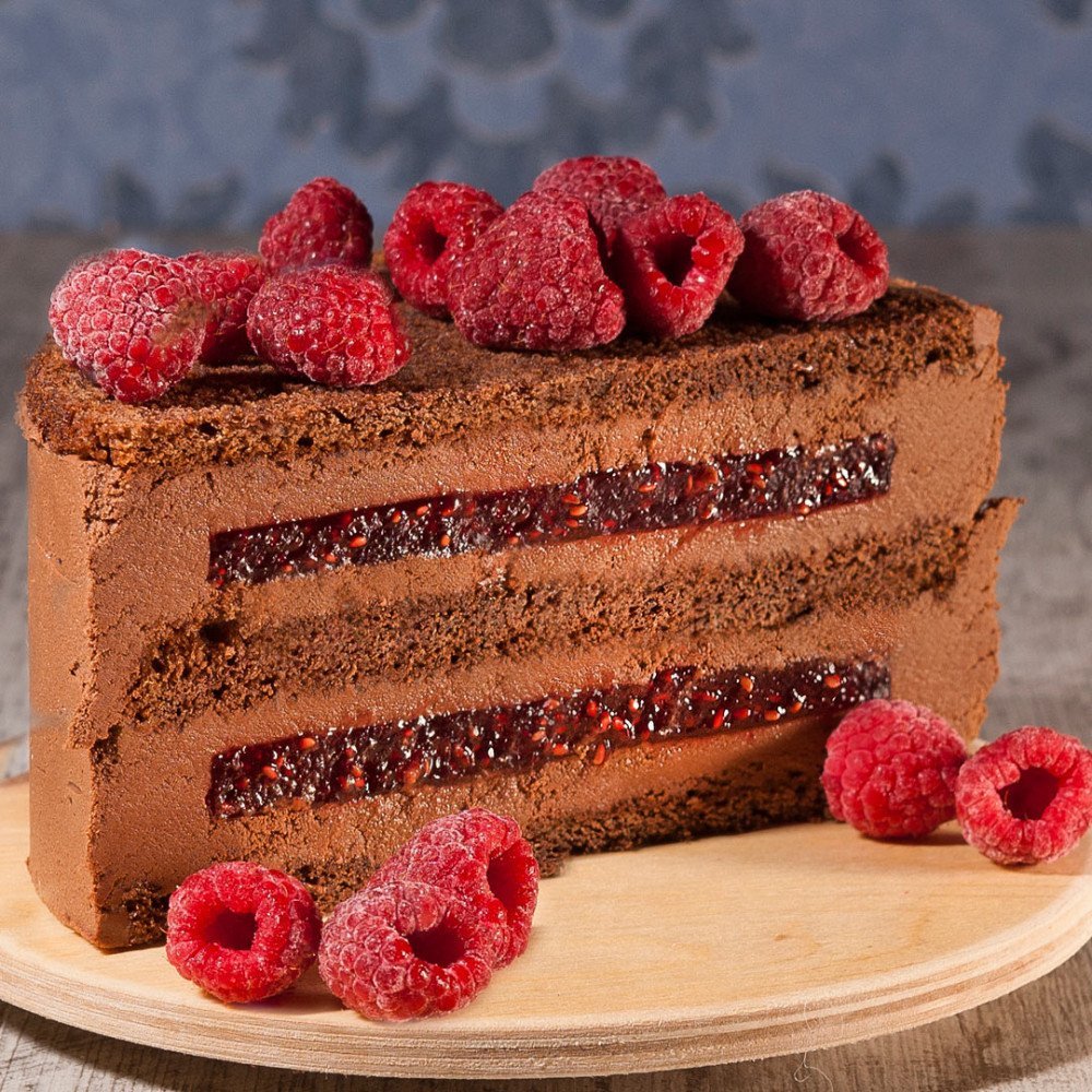 Шоколадный торт с манговым муссом и конфи