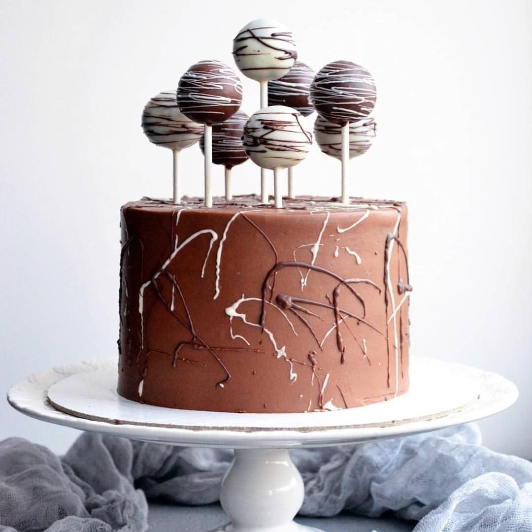 Украшение торта кейк попсами