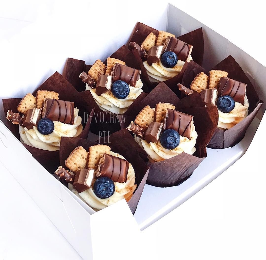 Украшение шоколадного торта для мальчика