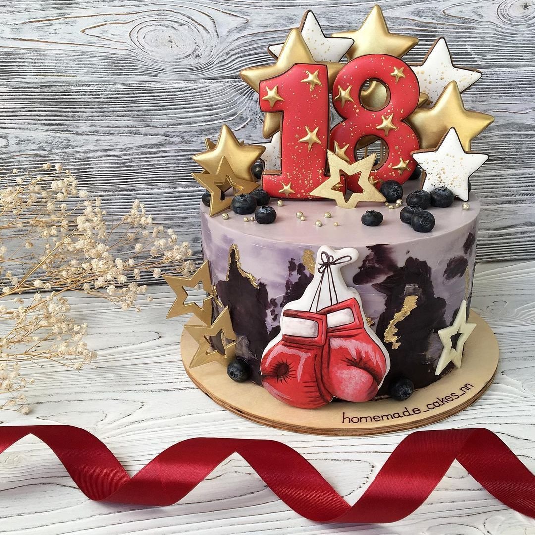 Украшение торта сладостями для мальчика