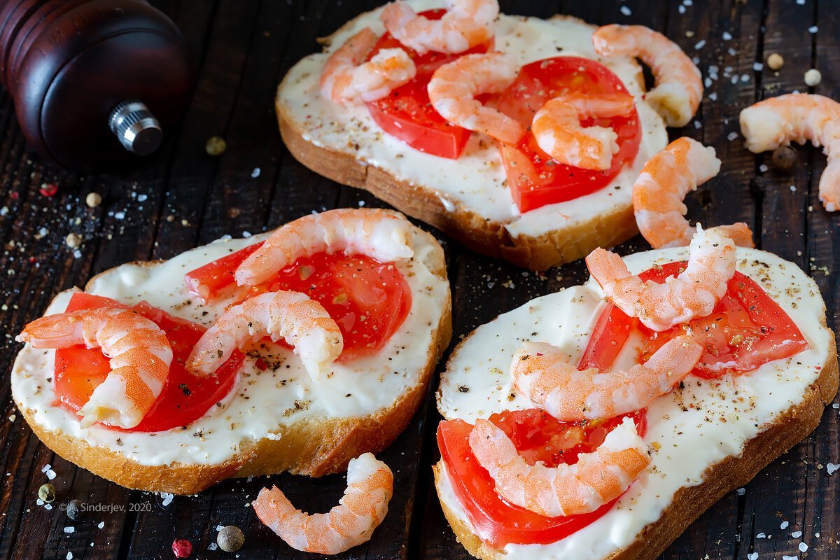 Канапе брускетта креветка авокадо