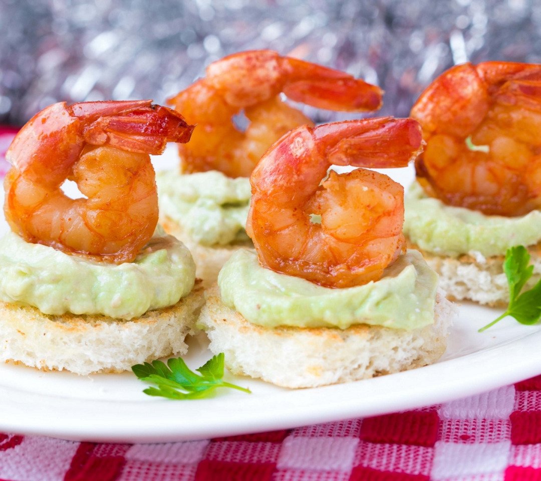 Канапе с креветками и авокадо