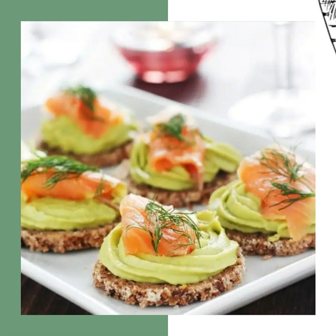 Канапе брускетта креветка авокадо