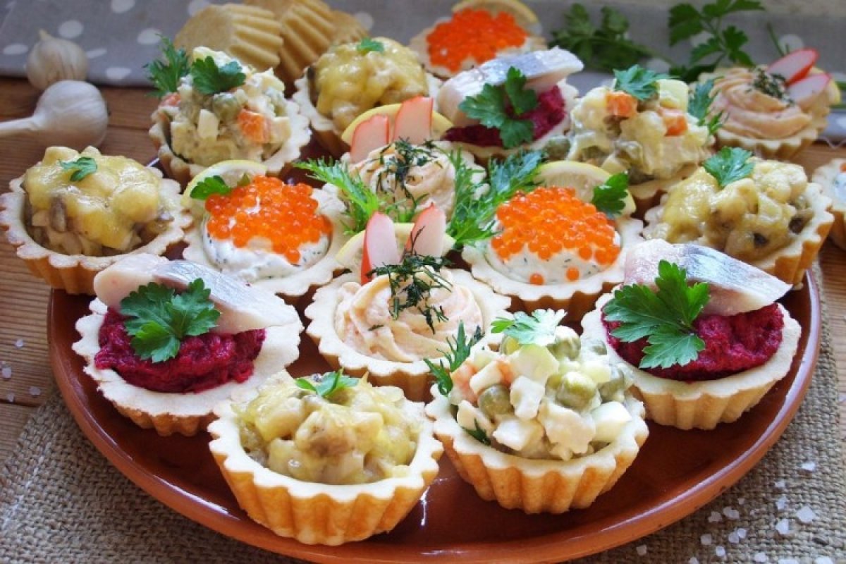 Новогодняя закуска "ананас" с красной рыбой и икрой