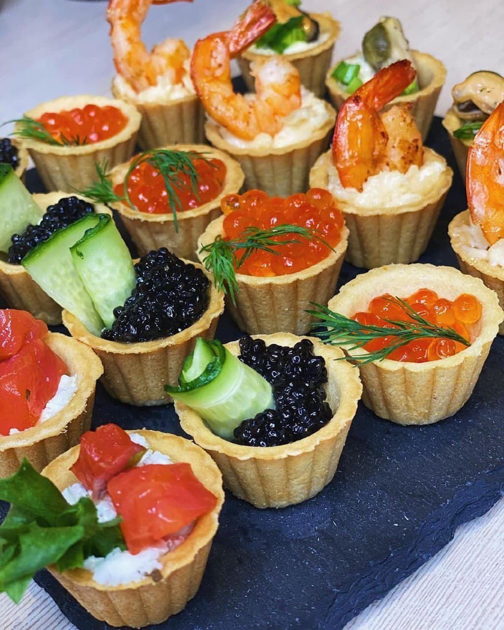 Тарталетки с красной икрой и оливками