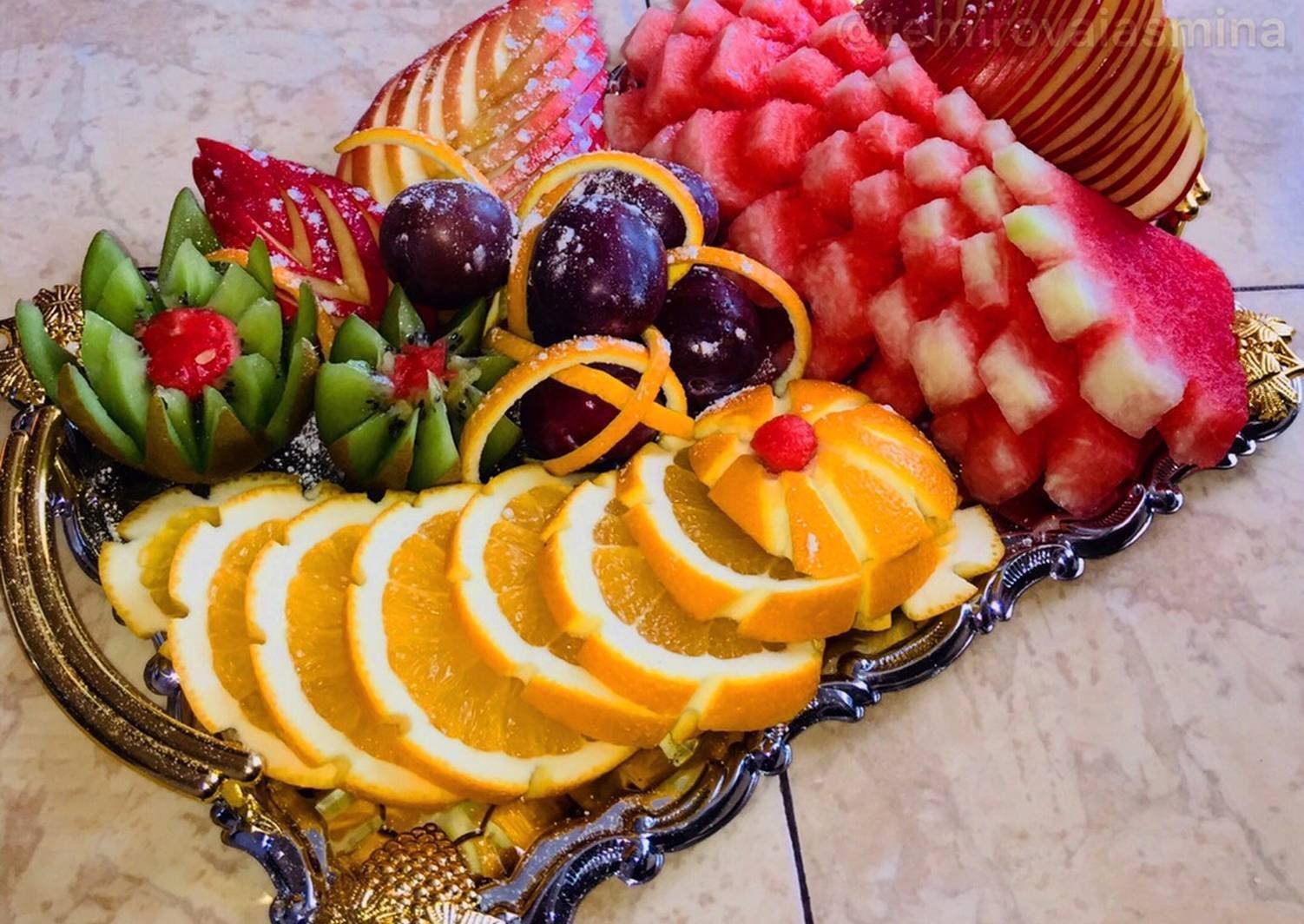 Как подавать фрукты на стол. Фруктовая нарезка. Красивая нарезка фруктов. Фруктовая тарелка. Красиво нарезать фрукты.