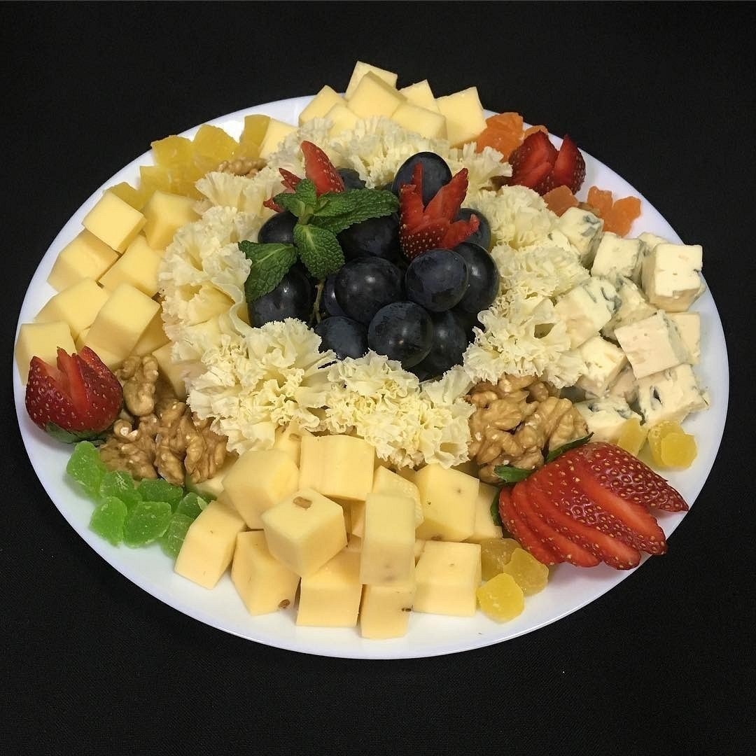 Нарезка колбасы и сыра