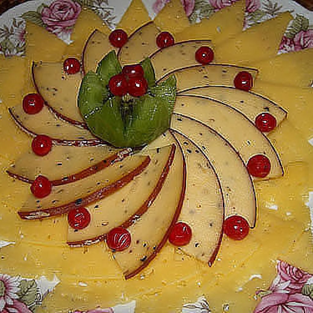 Нарезка колбасы и сыра