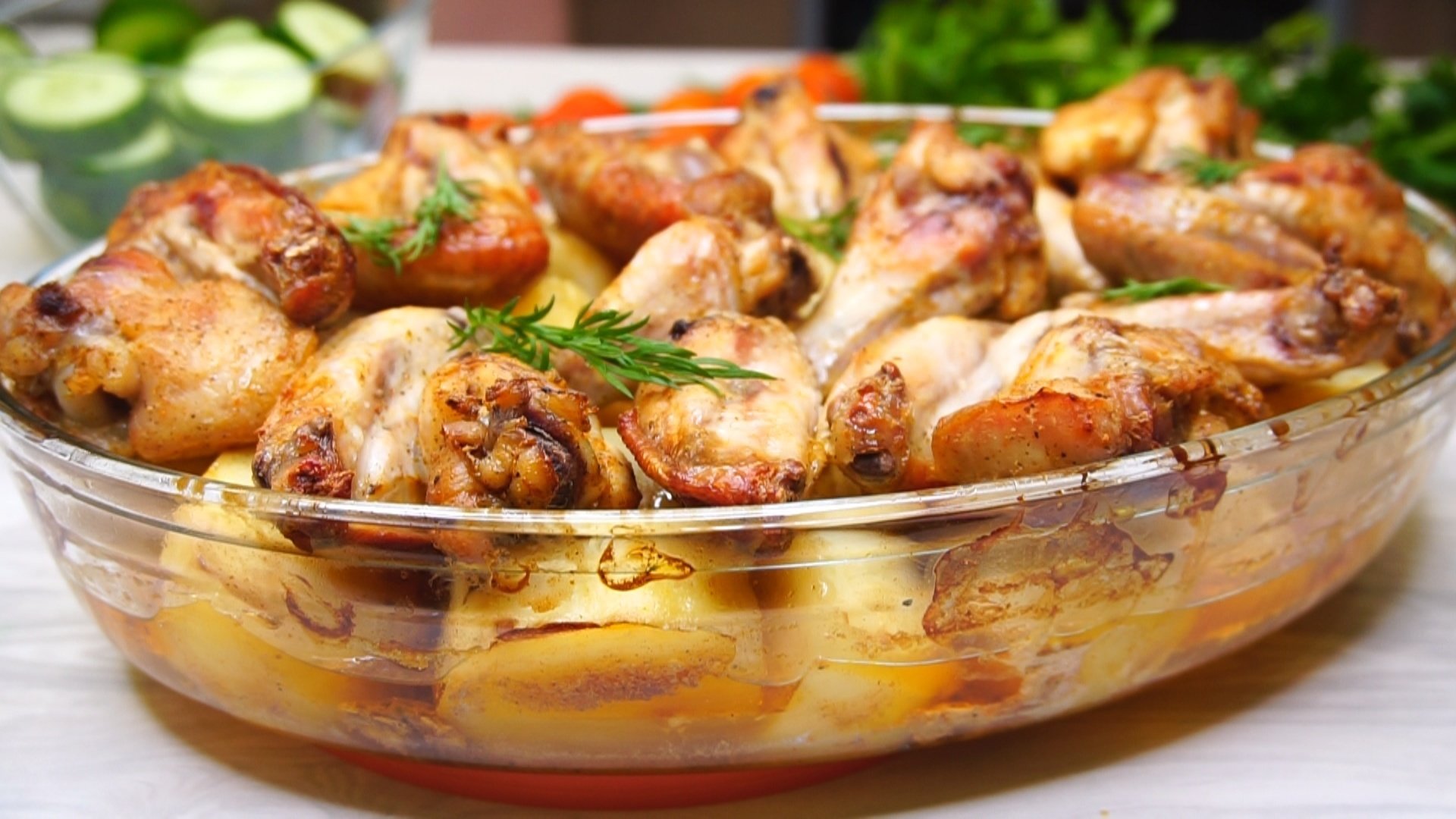 Какое второе блюдо можно приготовить. Блюда из курицы. Картофель с крылышками в духовке. Изысканные блюда на праздничный стол. Курица с картошкой на праздничный стол.