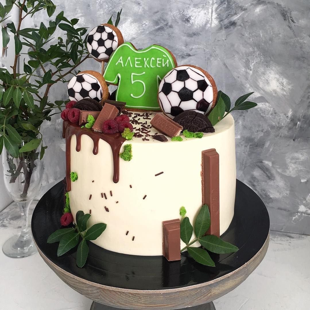 Торт человек паук с меренгами