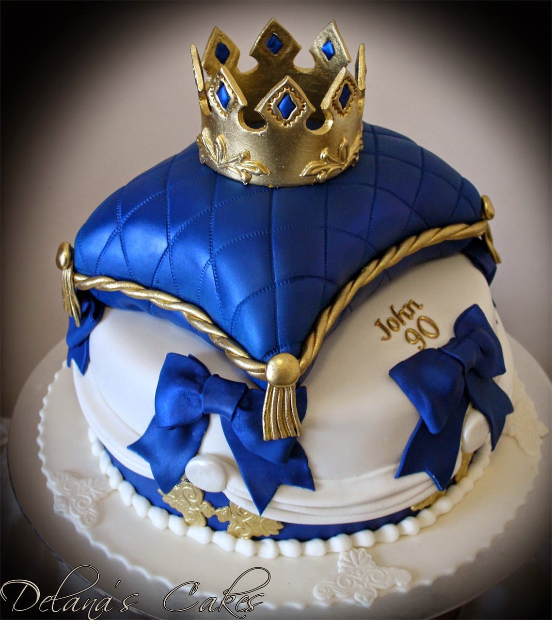 Торт с киндерами и шоколадками