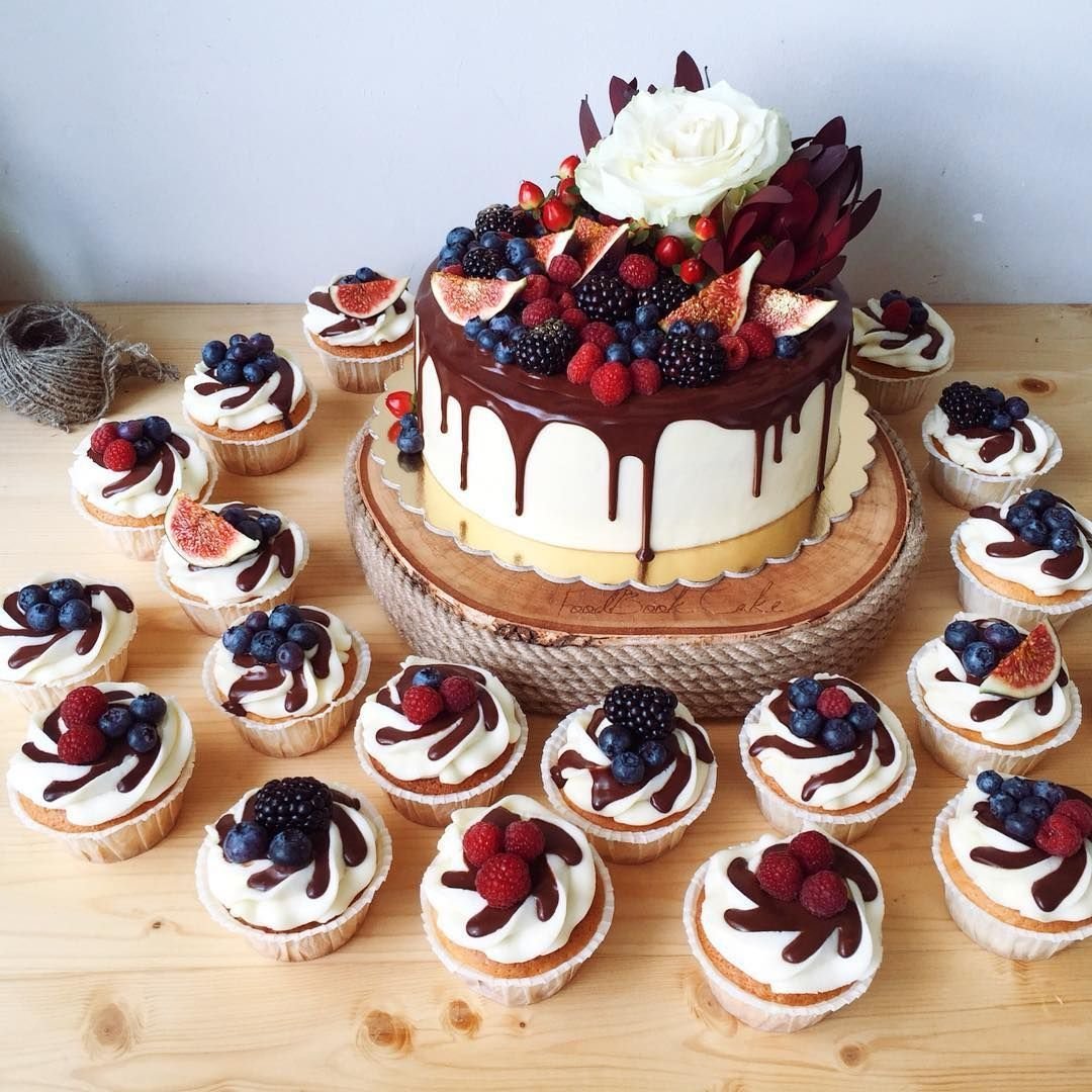 Торт на день рождения с фруктами и ягодами