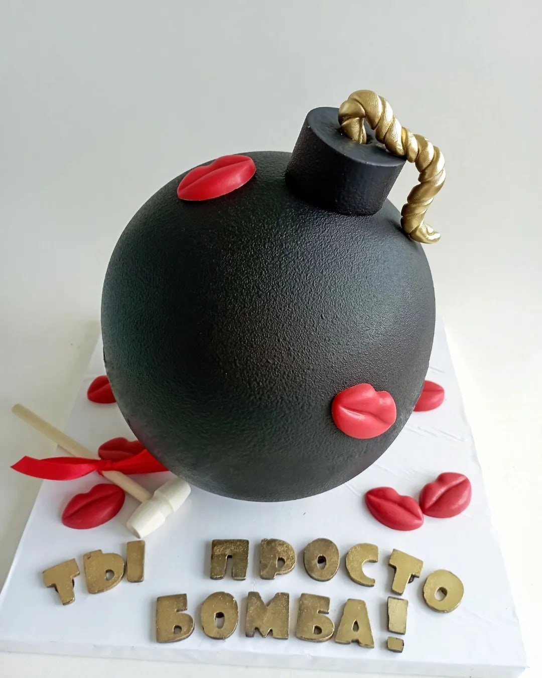 Торт бомба с молотком