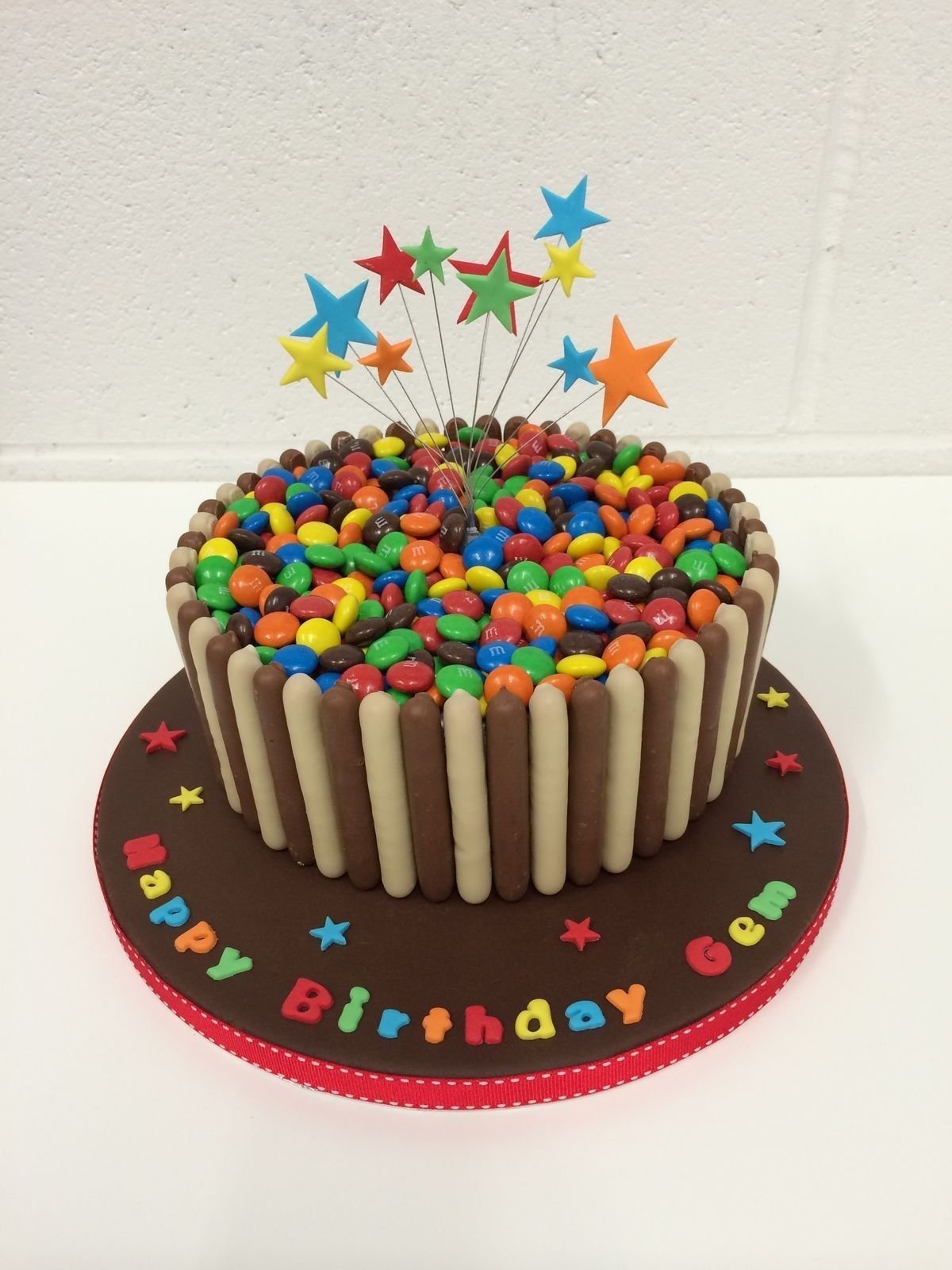 Торт с киткатом и ммдемс