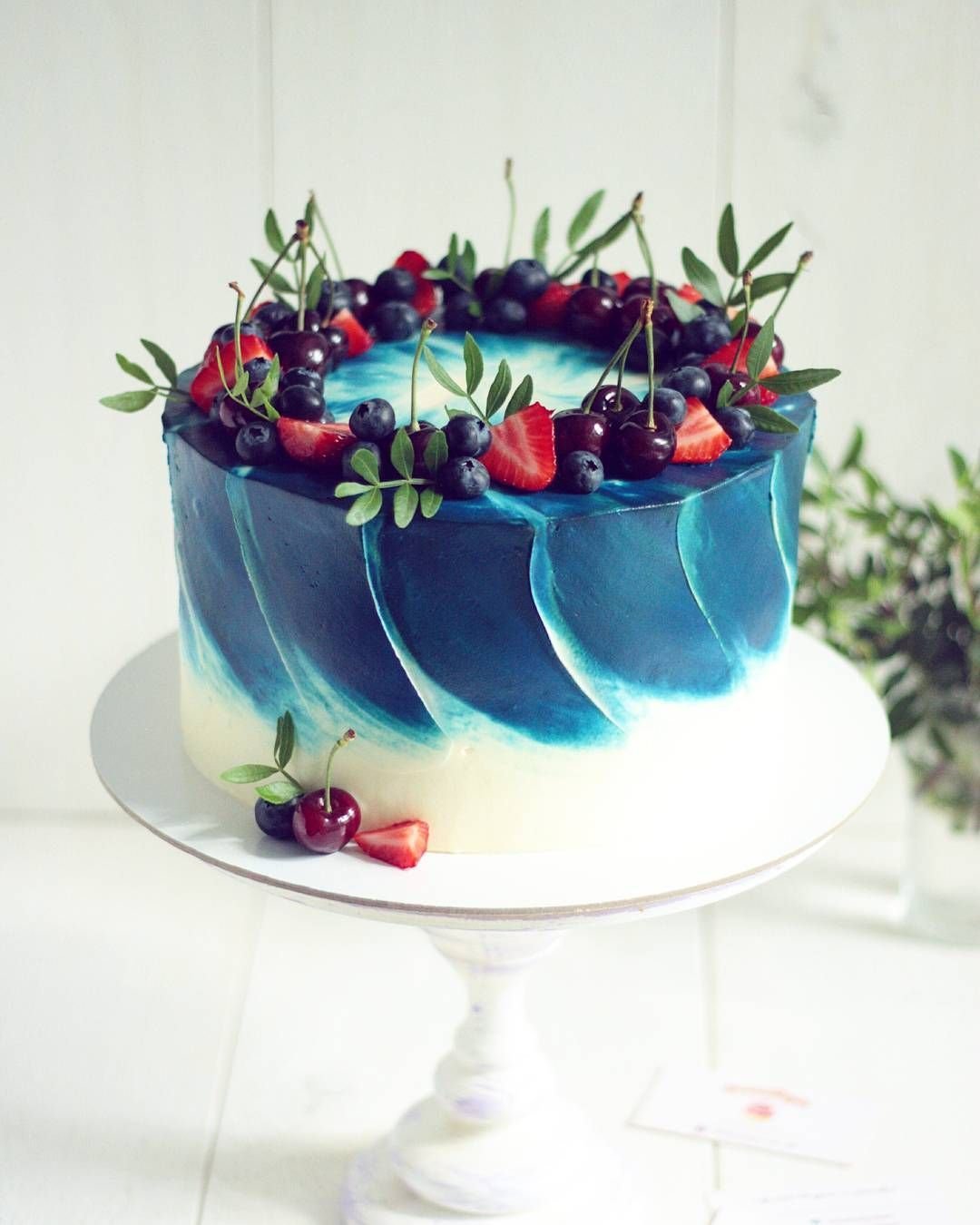Торт с синими мазками