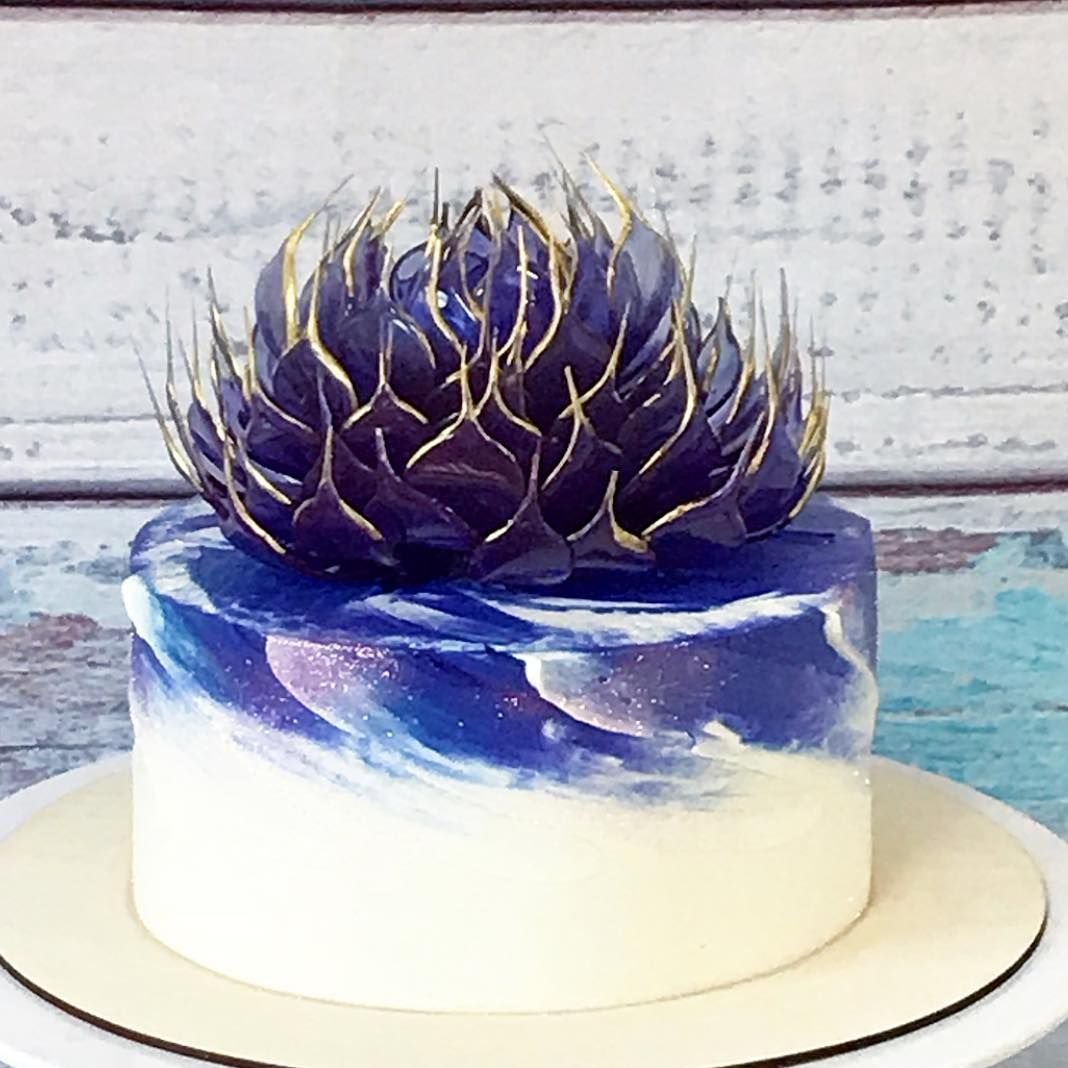 Торт с ягодным декором