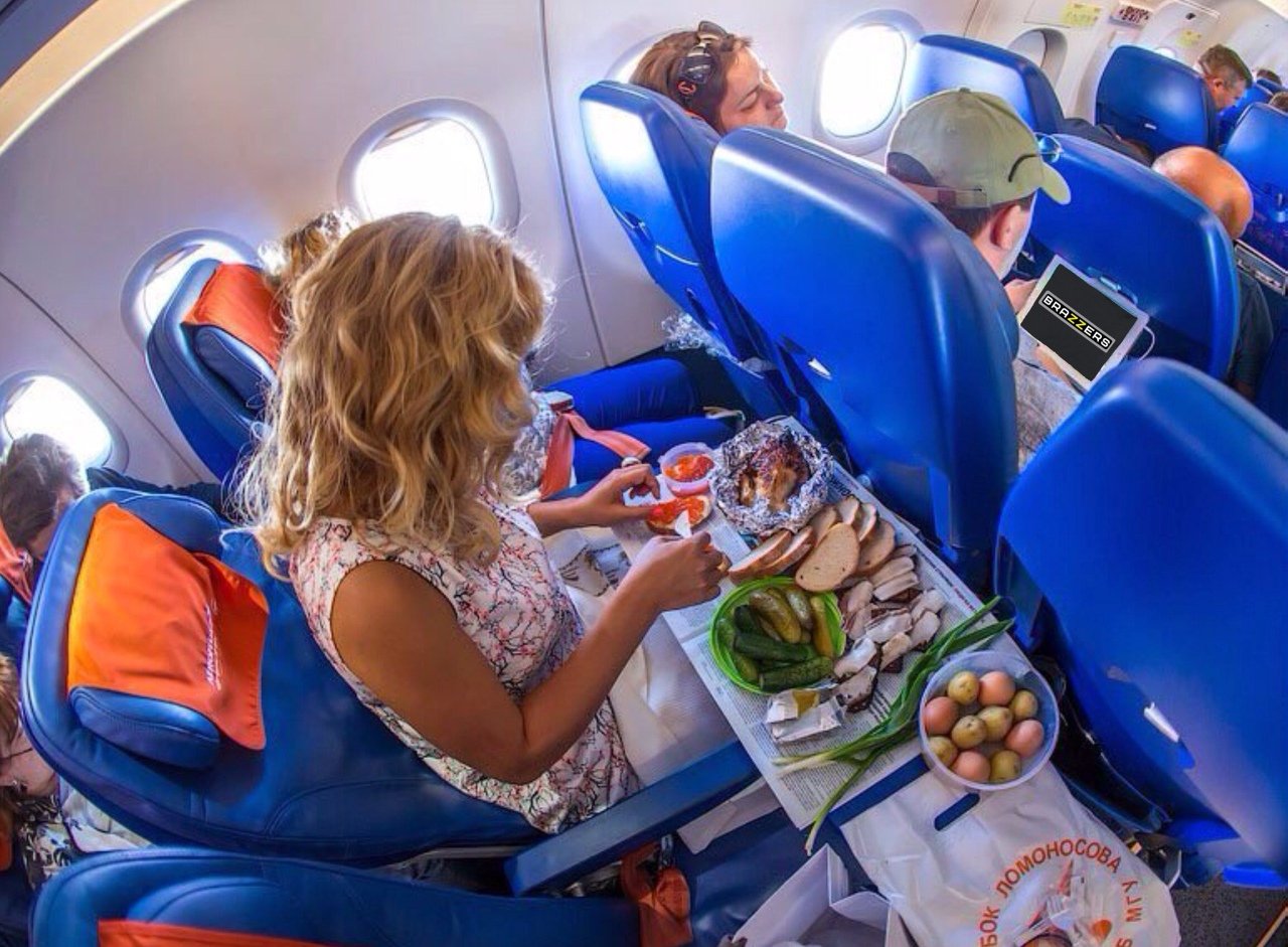 Что пожелать человеку на самолете. Самолет прикол. Еда в самолете. Приколы про полет в самолете. Путешествие на самолете.