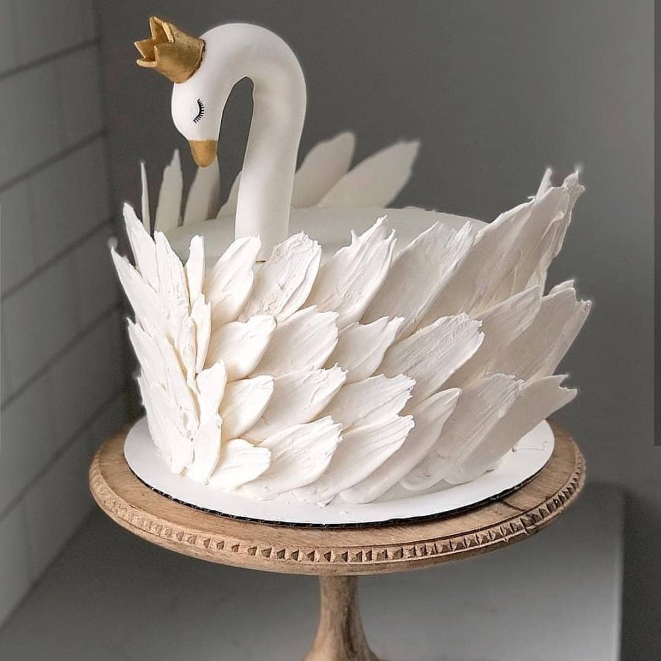 Украшение торта лебедями