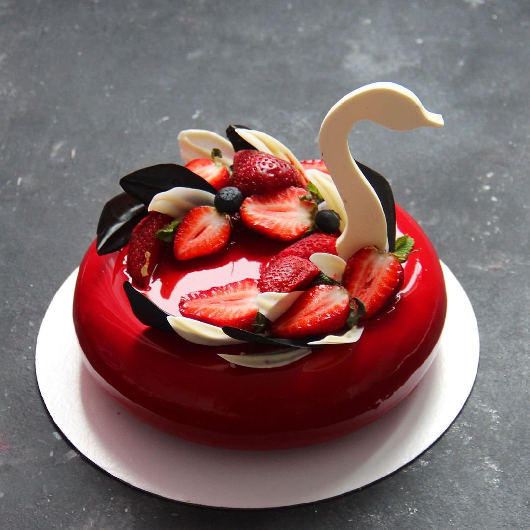 Свадебный торт двухъярусный с лебедями