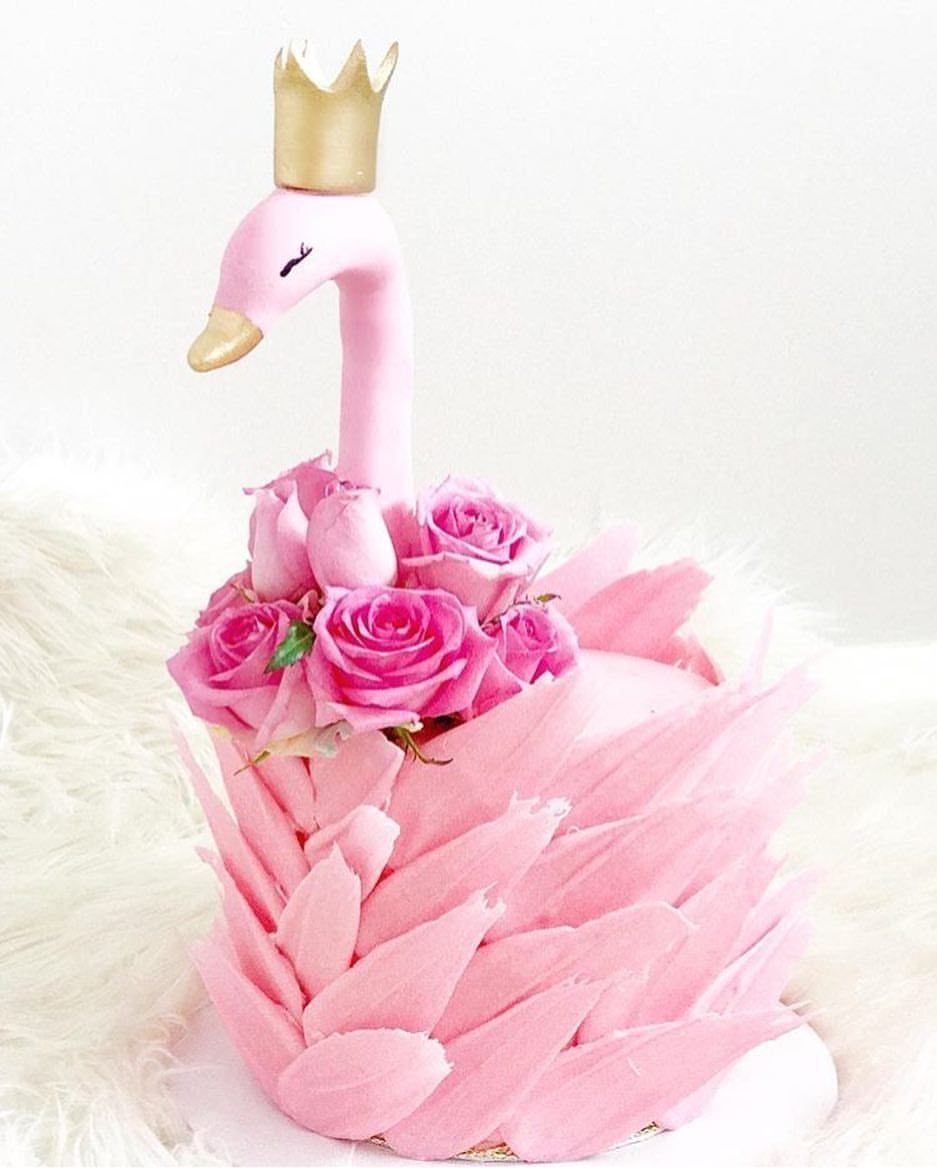 Свадебный торт двухъярусный с лебедями