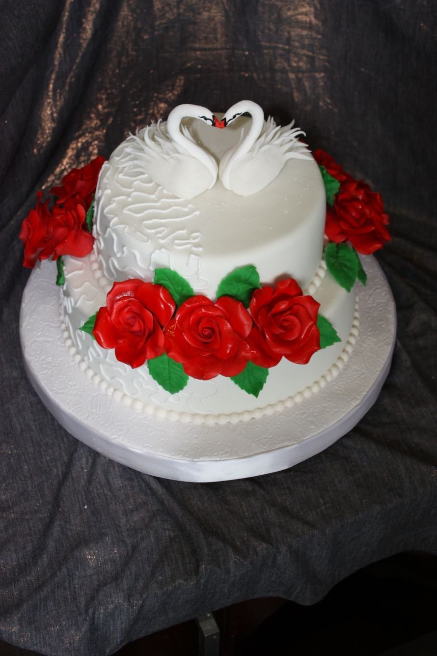 Большой торт лебеди на озере