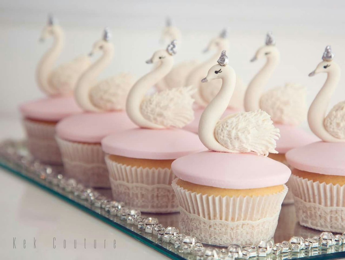 Свадебный торт с лебедями и розами