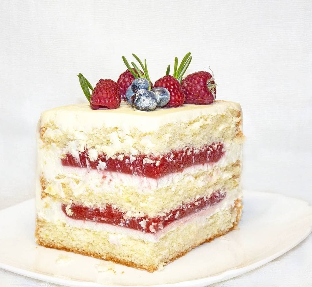 Меренговый рулет с малиной