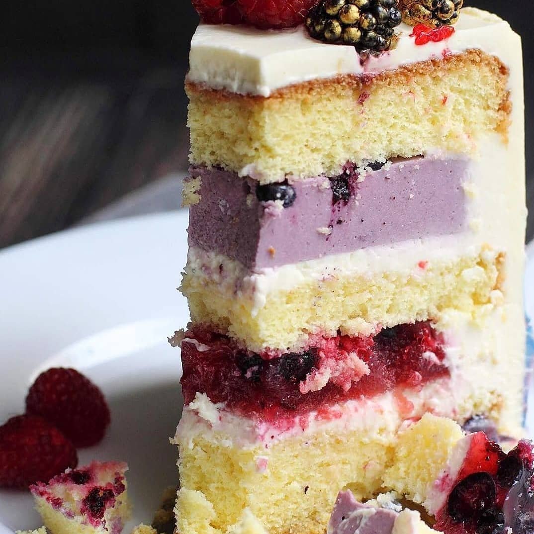 Муссовый торт с черной смородиной