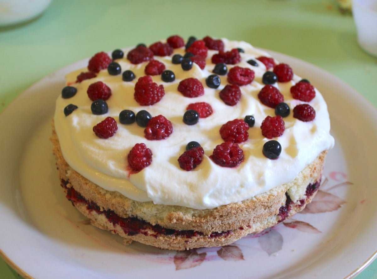 Брусничный пирог из слоеного теста