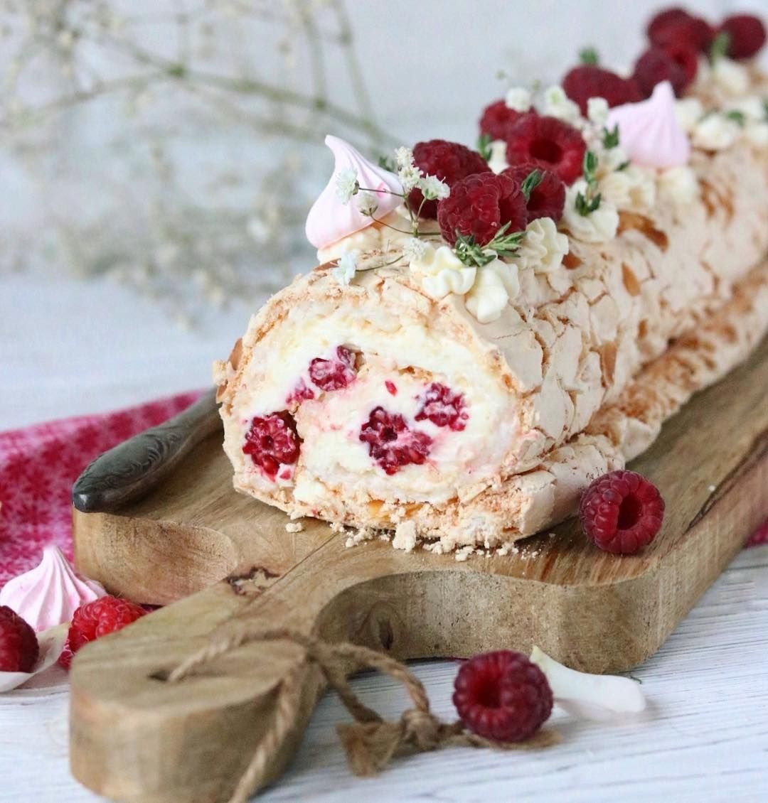 Бисквитный пирог с ягодами