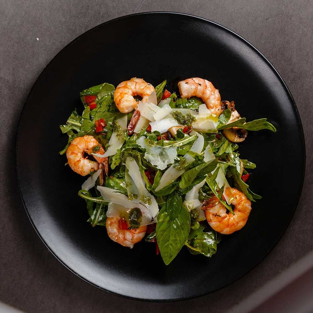 Салат с омлетом и креветками