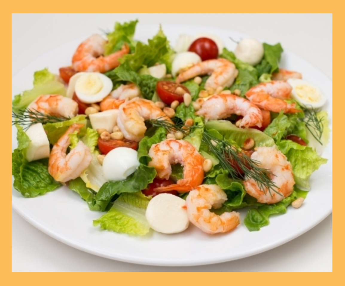 Салат с креветками и кунжутом