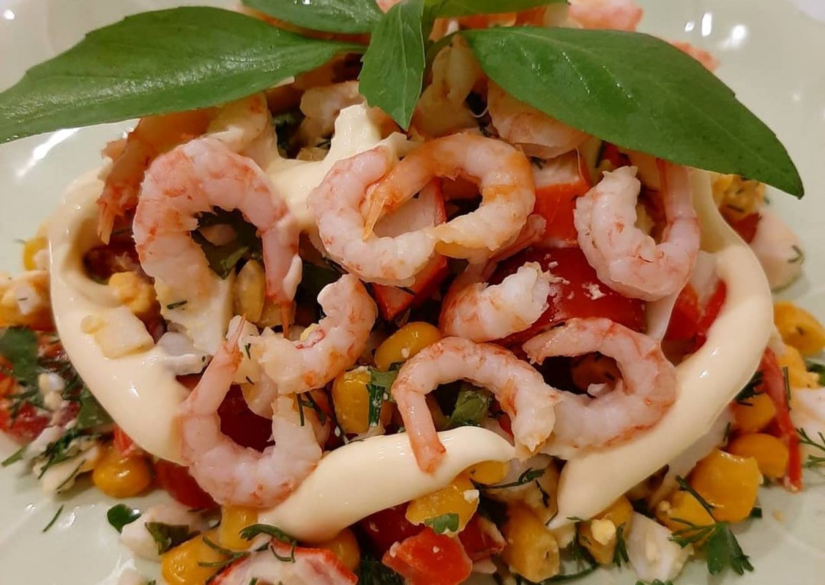 Салат из морской рецепт с очень. Салат «морская Жемчужина» креветки мидии кальмары. Салатик «Весенняя креветка». Салат с креветками. Салат с кальмарами и креветками.