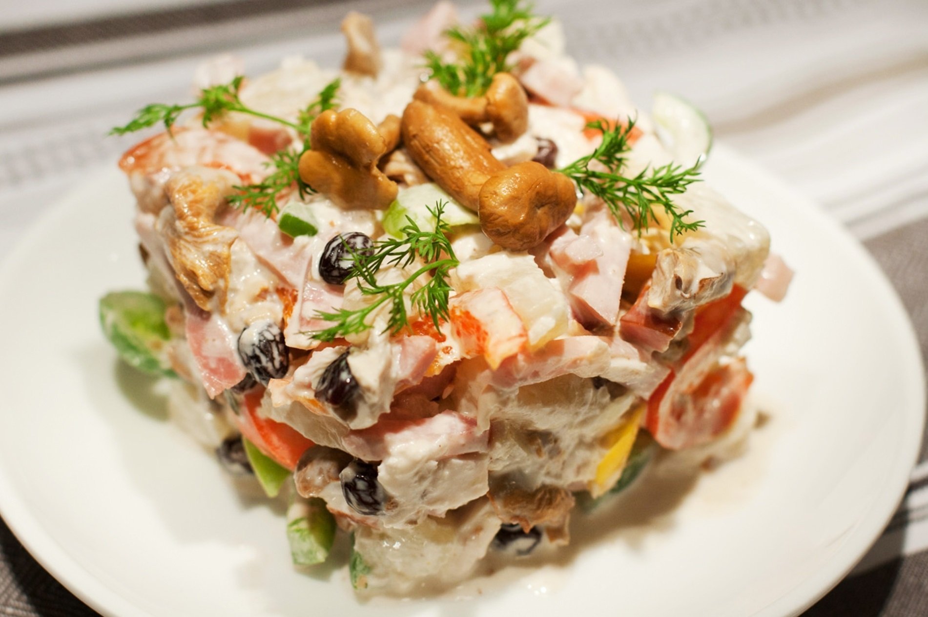 Рецепт вкусных салатов из копченой грудки. Салат. Салат с курицей и грибами. Салат пикантный. Салат с опятами и копченой курицей.
