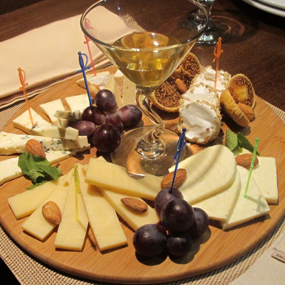 Сырная тарелка с вином
