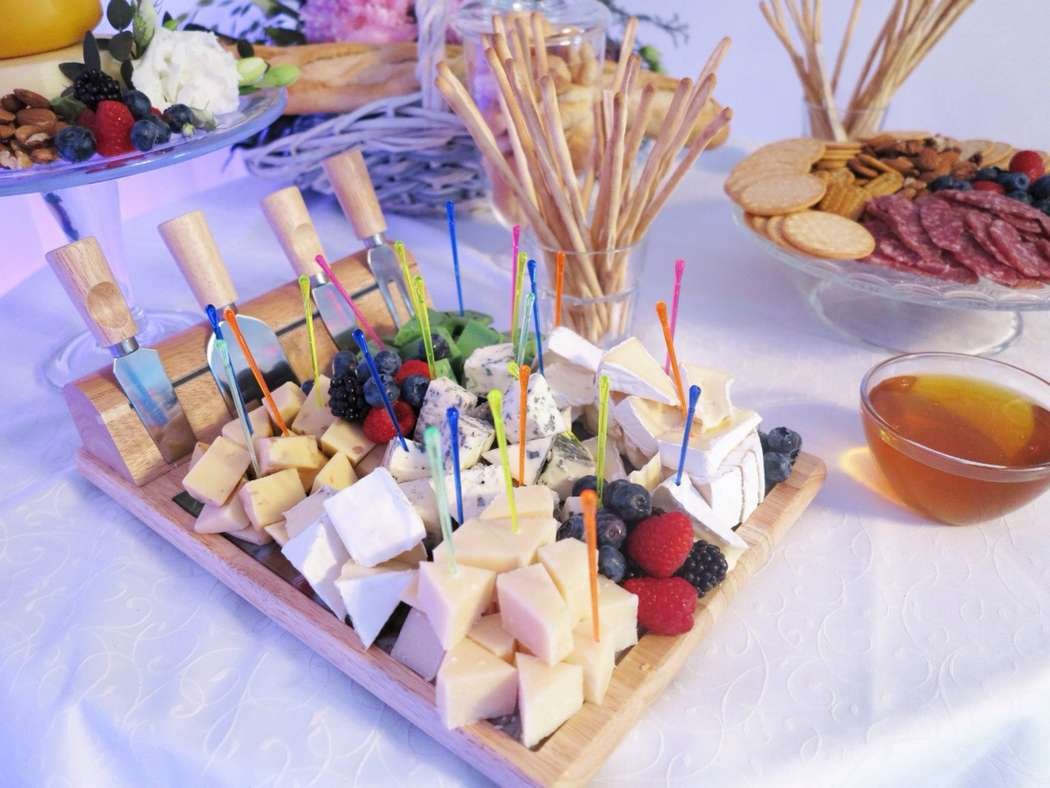 Сырные палочки на тарелке