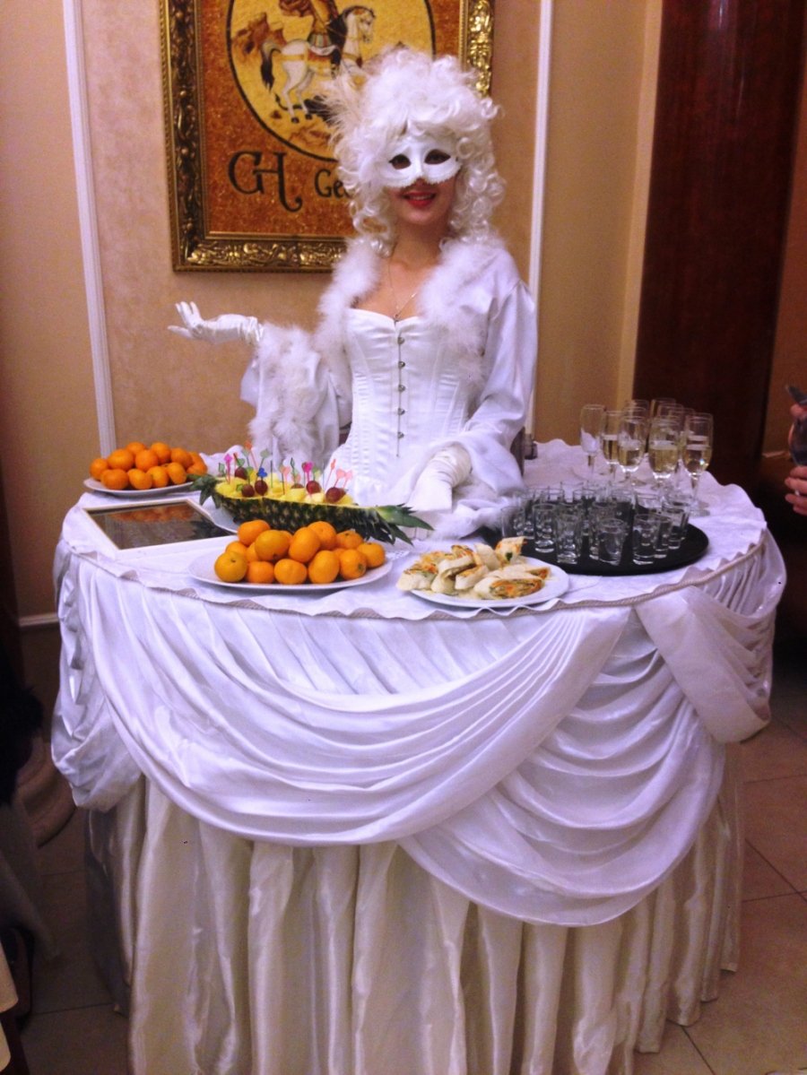 Девушка фуршетный стол