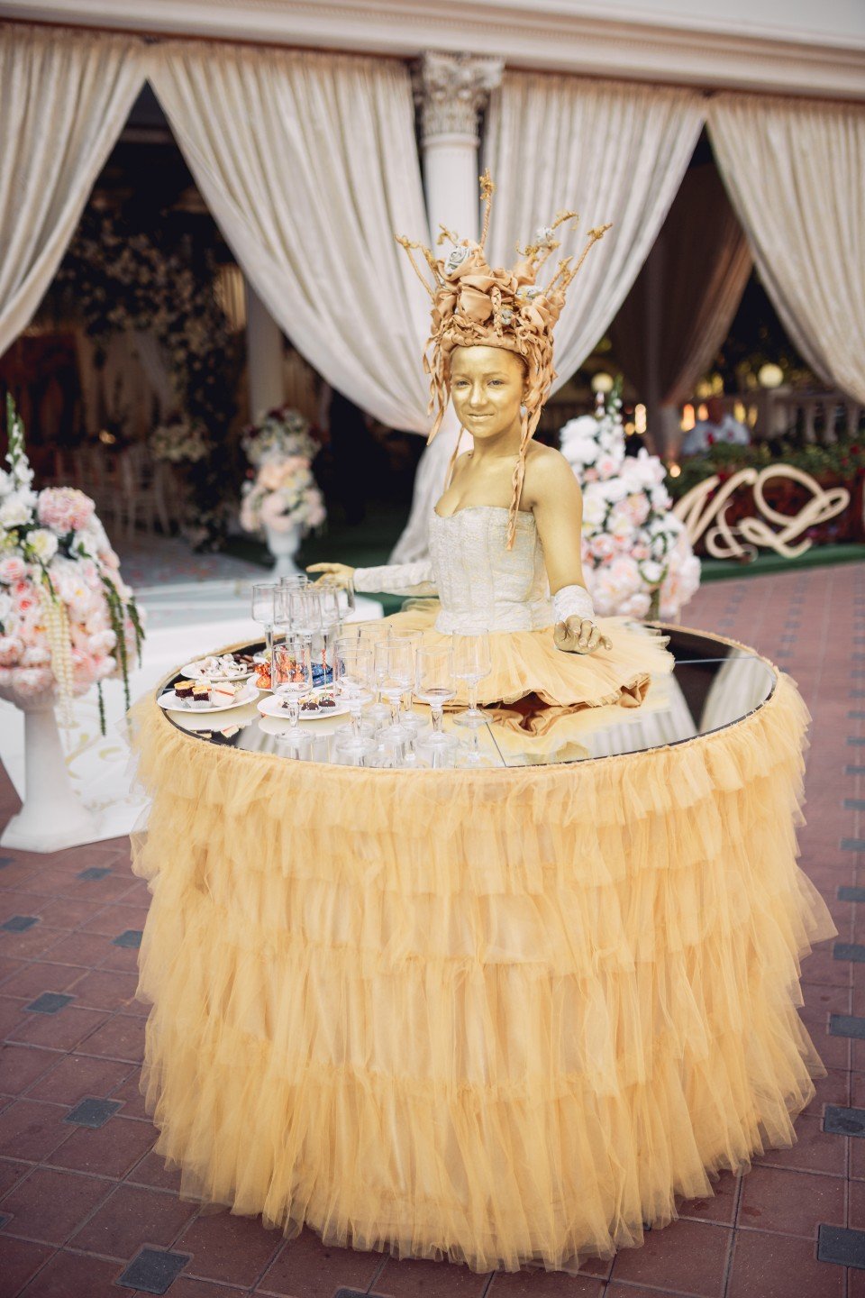 Живой стол девушка