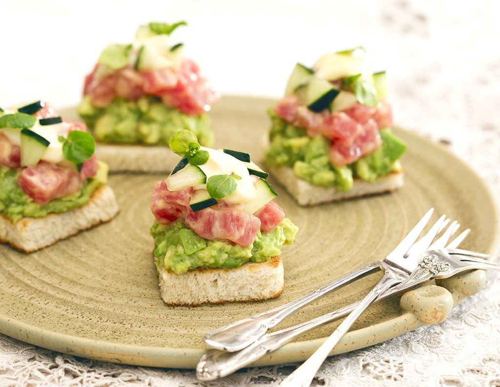 Канапе с лососем и авокадо