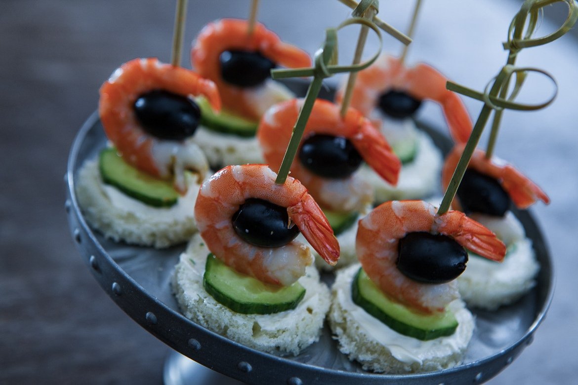 • Канапе «ананасовый кораблик»