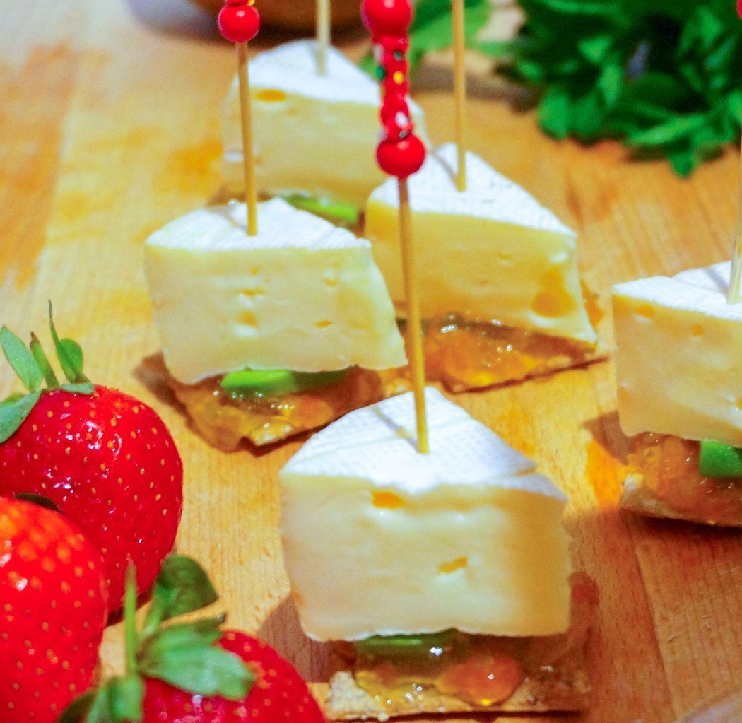 Канапе на деревянной доске