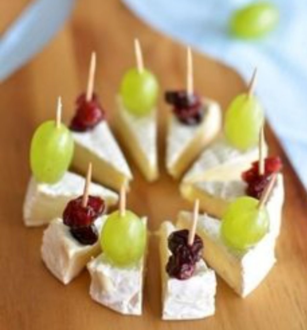 Канапе с виноградом, ананасом и клубникой