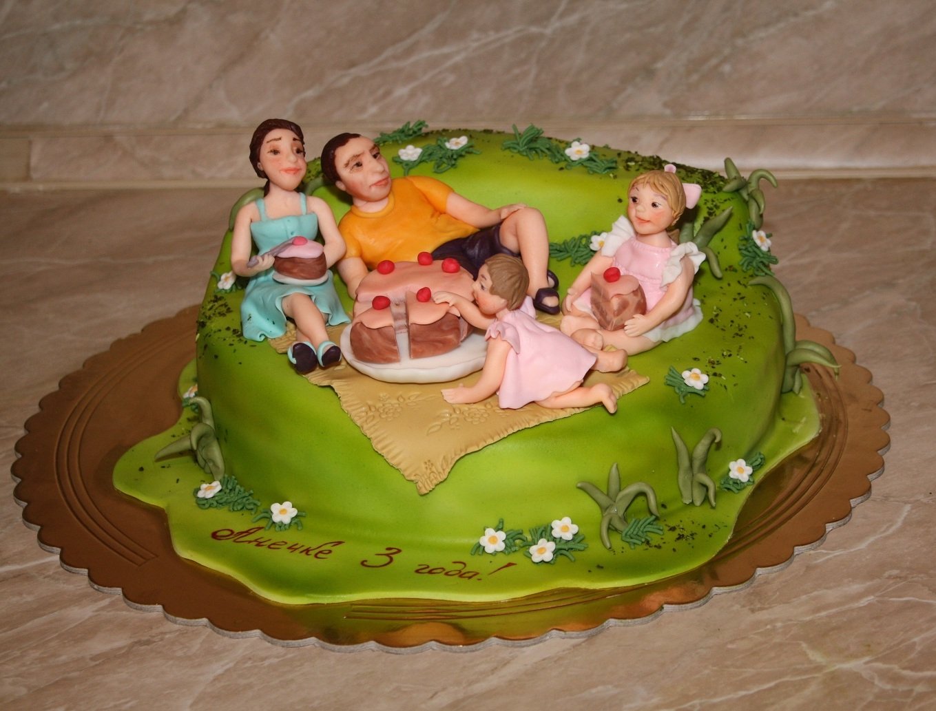 Торт маме дети. Торт с фигурками. Тортик семья. Торт с фигурками семьи. Тортики с изображением семьи.