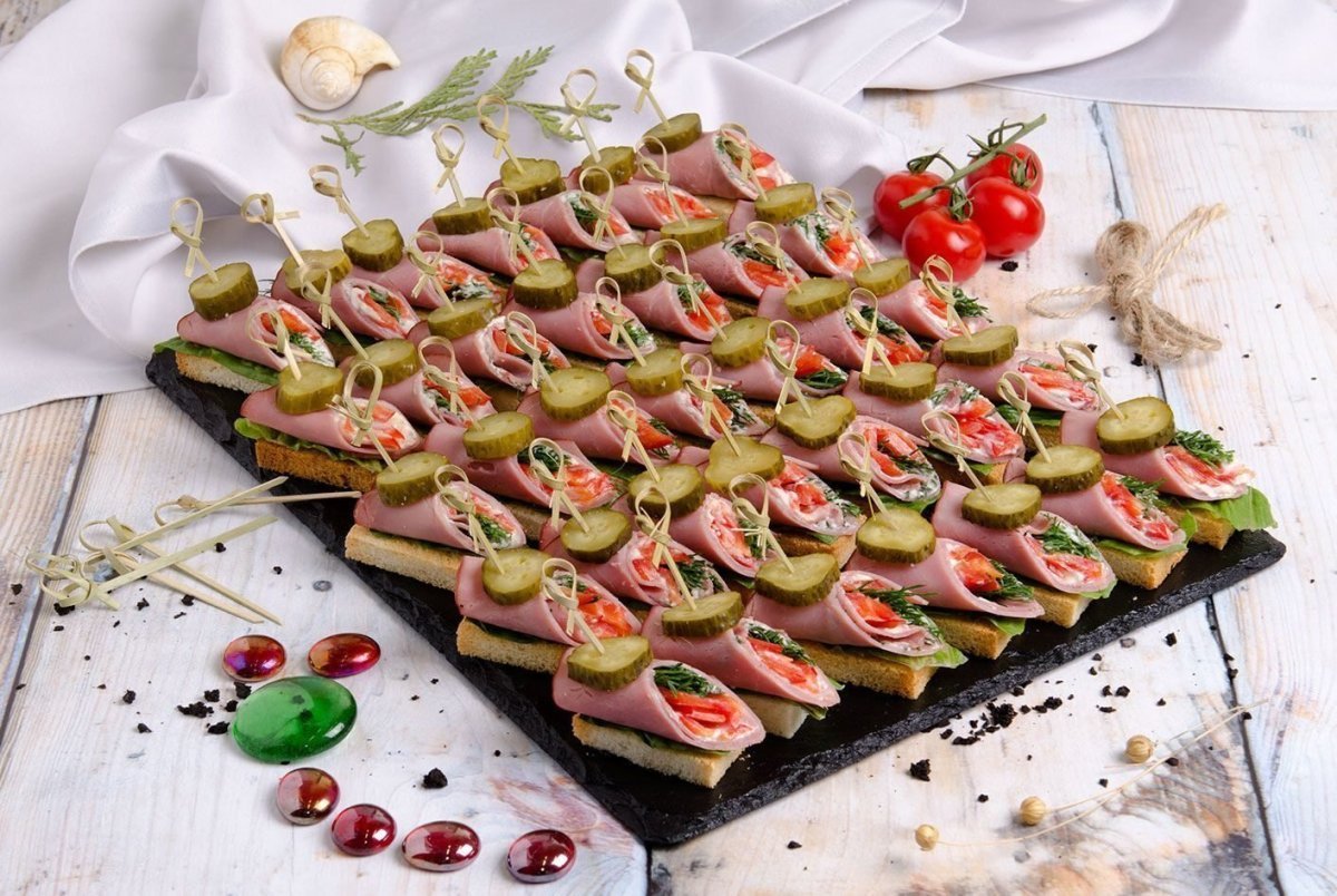 Канапе для фуршета на шпажках с красной рыбой