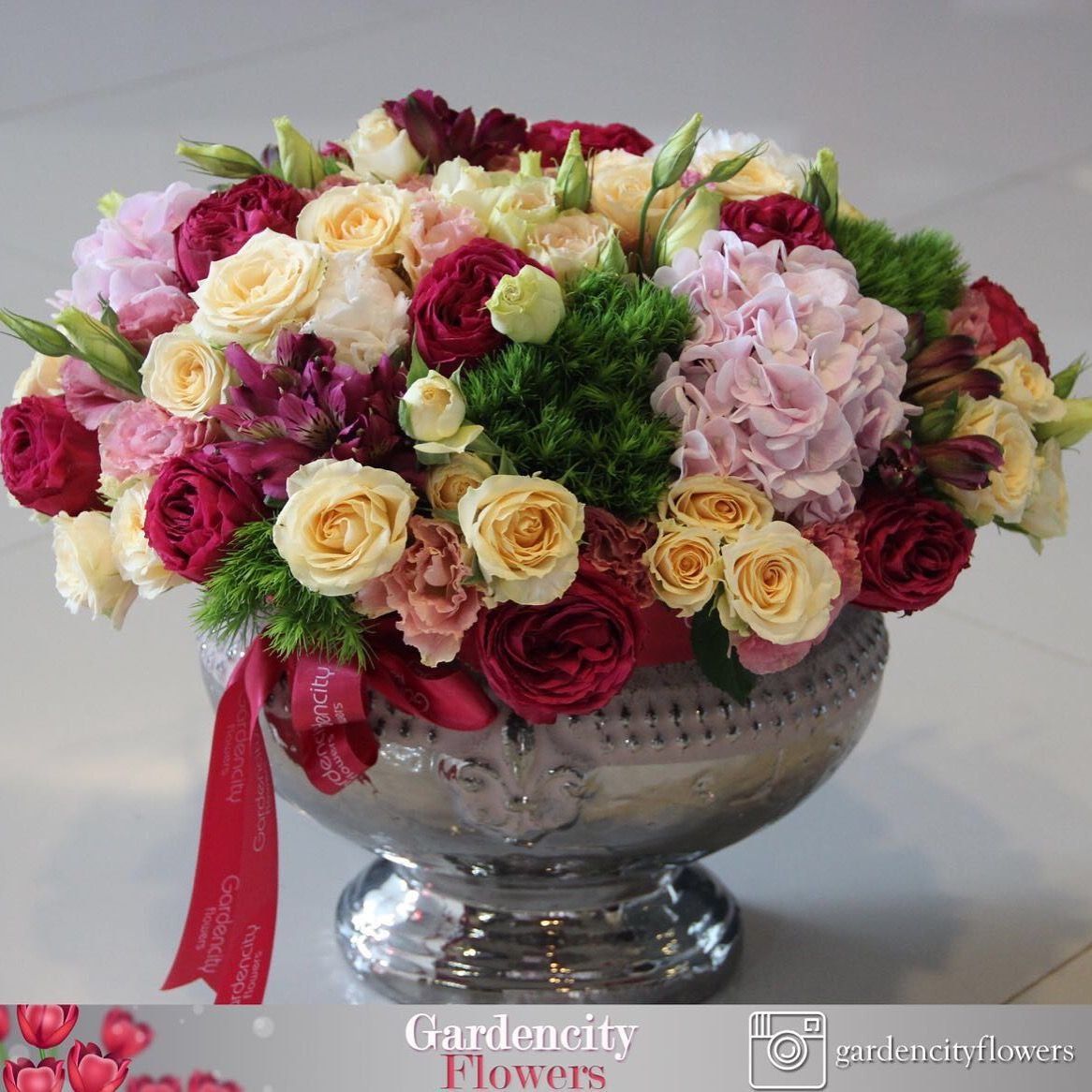 Нежные цветы в чашке