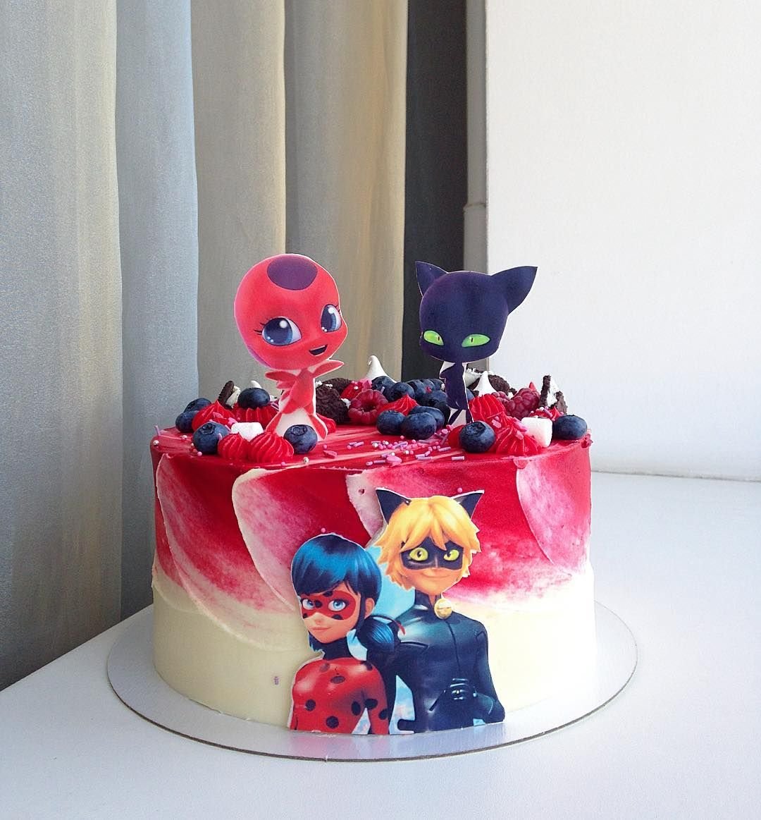 Торт леди баг и леди пчела