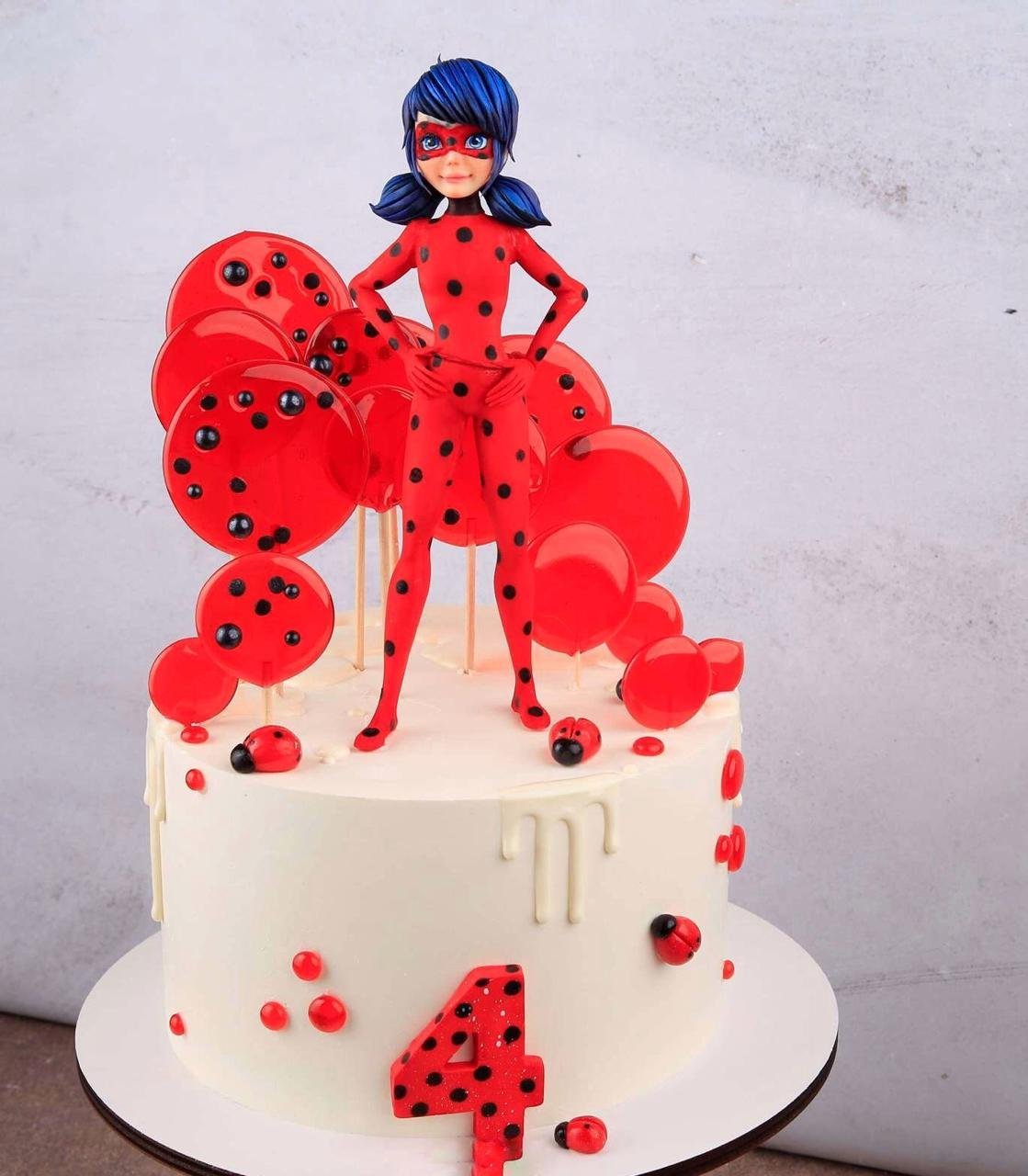 Торт леди баг и КВАМИ